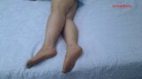 Anna di atas katil, menunjuk-nunjuk dalam pantyhose. snapshot 7