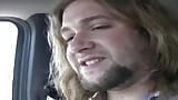 Brunette teef neukt in de auto snapshot 1