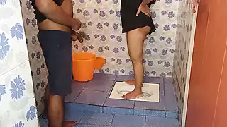女仆ko 厕所ka andar chuda jab vo pesab kar rhi thi，真正的印地语肮 ...