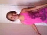 Claudia de vestinho rosa mostrando a buceta snapshot 9