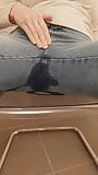 Hon kikar i sina jeans och gör honom upphetsad snapshot 4