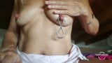 Nippleringlover - geile MILF dehnt extreme Nippelpiercings weit offen mit Haken snapshot 2