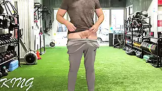 Pamer kontol di tempat umum dan muncrat di celana di gym | xHamster