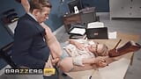 La dea mackenzie page non può venire nel suo bisogno urgente di ingoiare il cazzo mostruoso del suo capo - brazzers snapshot 5