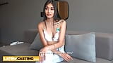 Une latina étroite de 18 ans dans un faux casting avec une grosse bite en gros plan - latinacasting snapshot 5