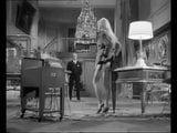 Brigitte Bardot - geschnittener Clip aus Liebe ist mein Beruf (1958) snapshot 3