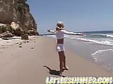 Pequena adolescente lésbica dedada na praia snapshot 4