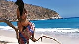 लड़की नग्नता वाले समुद्र तट पर वीर्य निकालती है snapshot 4