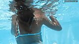 Bonnie sexy enge zierliche Brünette, Pornostar schwimmt snapshot 16