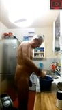 Papás ​​desnudos en la cocina snapshot 3