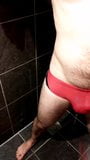 Ballbusting en speedo rouge avec de la glace snapshot 2