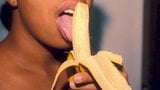Шаловливая чернокожая с сексуальными губами играет с бананом snapshot 6