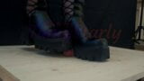 Bootjob agressif dans des bottes de combat aux genoux hauts - cbt, piétinement, foojob, femdom, éjaculation. snapshot 9