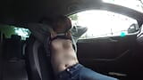 Une femme exhibe ses petits seins dans la voiture snapshot 1