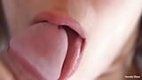 Super primer plano semen en la boca, sus labios sensuales y lengua lo hacen correrse snapshot 1