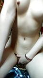 Sexy zachte eigengemaakte ochtendstriptease, olie over mezelf gieten en masturberen met een orgasme. close-up snapshot 9