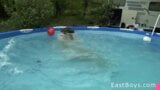 Bliźniaki Aston - zabawa w basenie snapshot 7