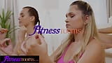 फिटनेस रूम - बड़े स्तनों वाली लड़कियां बड़े लंड वाले विकृत योग शिक्षक के साथ तीन लोगों वाली चुदाई करती हैं snapshot 1
