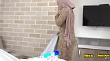 हिजाब पहनी बेशर्म मुस्लिम महिला सौतेले भाई का लंड चूसती है और चुदाई करती है snapshot 1