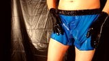 Wichsen in blauen Latex-Shorts snapshot 5