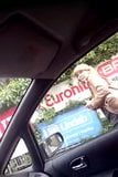 Piscando mulher madura de pau no carro. snapshot 3