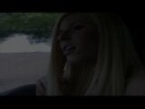 Blonde Blondine beginnt mit dem Lutschen im Auto snapshot 1