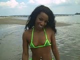 Saniya exhibe son cul et sa chatte sur une plage publique non nue! snapshot 1