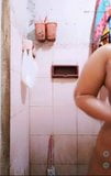Menina asiática nua no banho snapshot 5