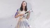 Lisa Hannigan wird bespritzt, befleckt und mit Farbe bedeckt snapshot 3