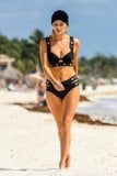 Ashley James - plage de bikini en Espagne snapshot 9