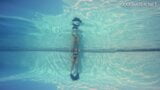 Sophie Murena loira gata se masturbando na piscina snapshot 3