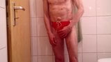 Un mec en speedo rouge montre sa bite snapshot 2