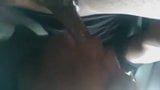Ebony geeft grote zwarte lul een geweldig hoofd in de auto snapshot 9