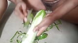 Um pepino enorme na minha buceta. Fodendo com pepino. snapshot 8