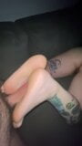 Ma copine gothique me fait un footjob snapshot 10