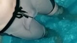 Im Pool mit dünner Lycra shorts Beule snapshot 9