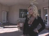 La milf Shyla viene scopata in cucina dal giardiniere snapshot 4