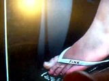 Leche en los pies de Miley Cyrus snapshot 8