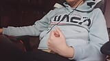 Geiler gamer-junge kommt auf seinen bauch und leckt es snapshot 10