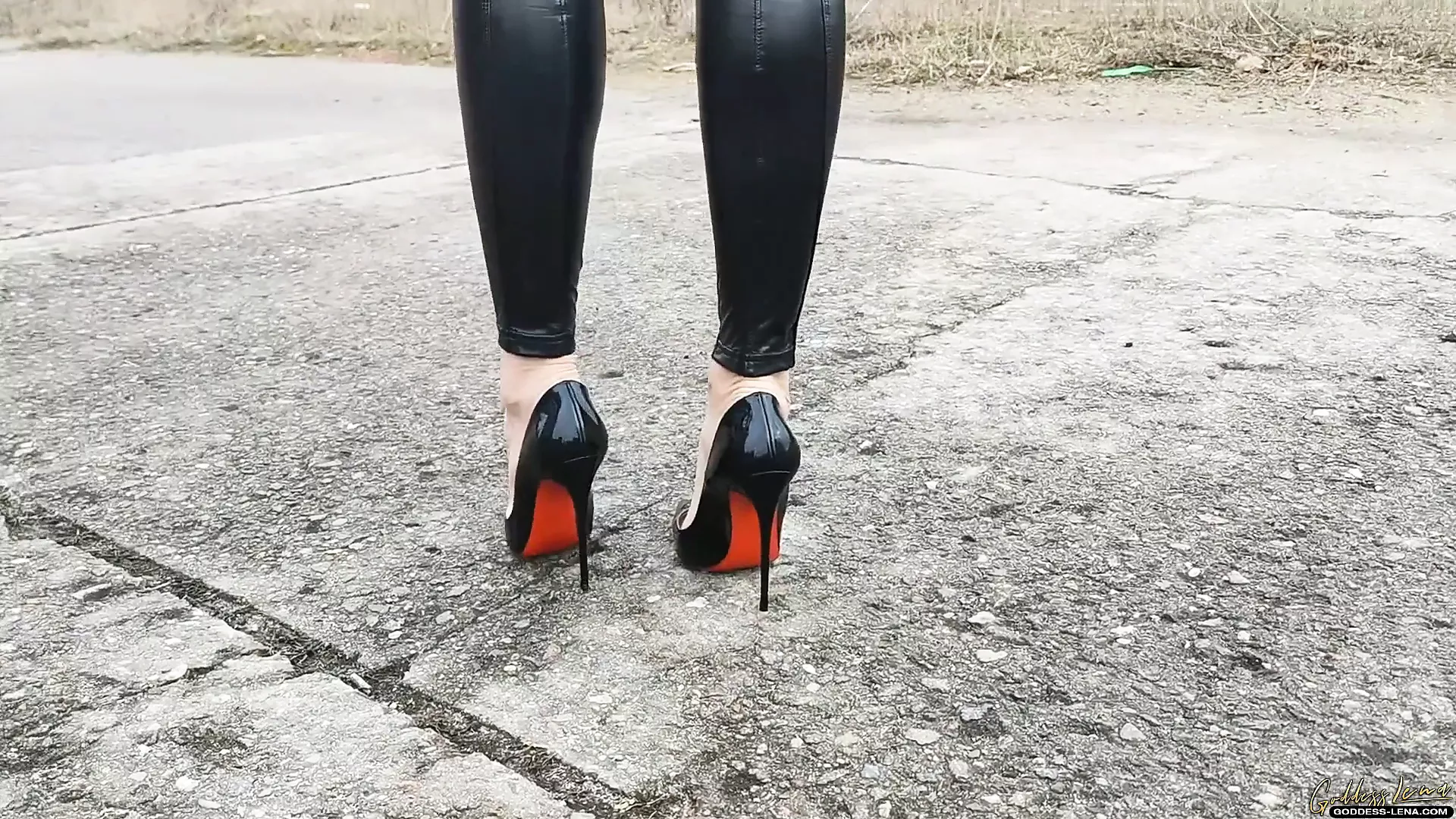 レザーレギンスとパンプス