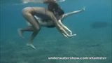 Julia und Masha schwimmen nackt im Meer snapshot 3