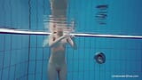 Russische blondine in perfektion, im pool schwimmen snapshot 3