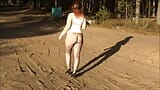 Sin falda - sin bragas, un paseo por el bosque, milf provoca el culo snapshot 10