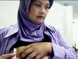 Indonesische huisvrouw Yoli met hijab die tieten speelt snapshot 4