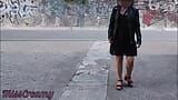 Pussy Flash - Insegnante porca mostra la figa bagnata di fronte a molte persone su una strada pubblica mentre torna a casa da lavoro snapshot 1