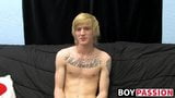 Twink tatuado dustin masturbándose en solo apasionado snapshot 11