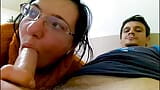 Joven milf con gafas chupa polla y traga semen snapshot 1