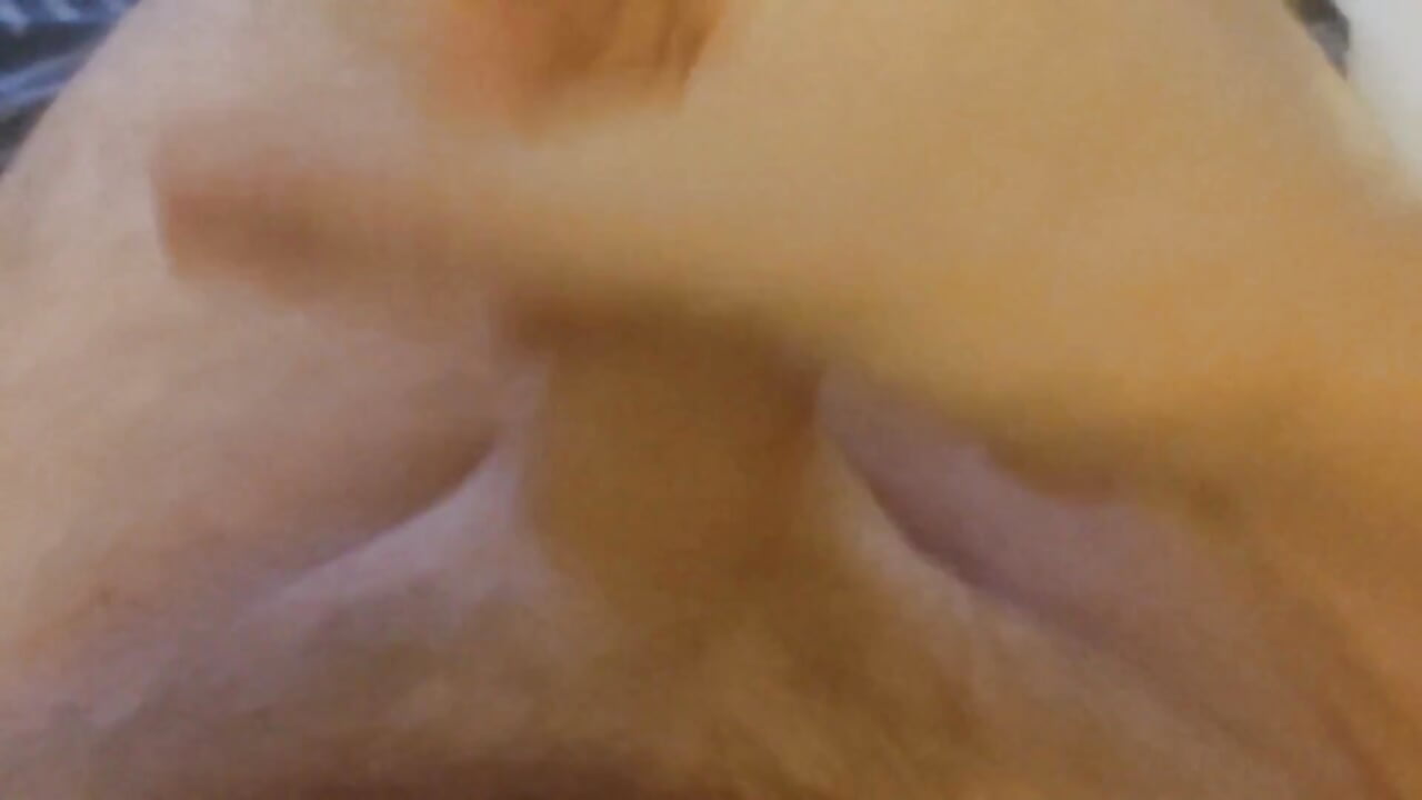 Mi sdraio sul letto e mi masturbo il mio piccolo cazzo fino a quando non eiaculato