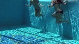 Jessica y Lindsay nadan desnudas en la piscina snapshot 4