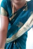 Swetha, esposa tamil em um saree faz strip vídeo snapshot 3